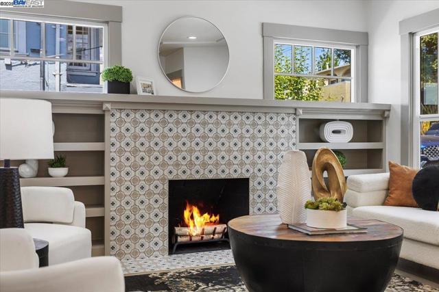 689 Santa Ray Ave, Oakland CA: https://media.crmls.org/mediaz/59e12fae-0a1e-4f9f-abb9-afbcdc30aa51.jpg