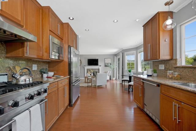 24948 Campus Dr, Hayward CA: https://media.crmls.org/mediaz/59e174d2-7ae3-452e-a415-46ef01f1791e.jpg