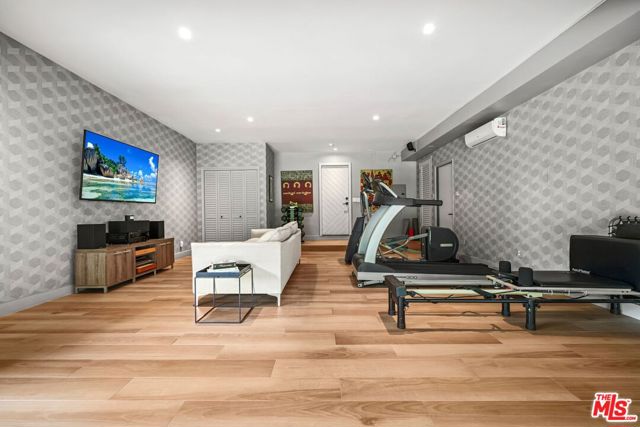 7712 Chandelle Place, Los Angeles CA: https://media.crmls.org/mediaz/59e19317-faea-4023-a88f-5a46497096ce.jpg