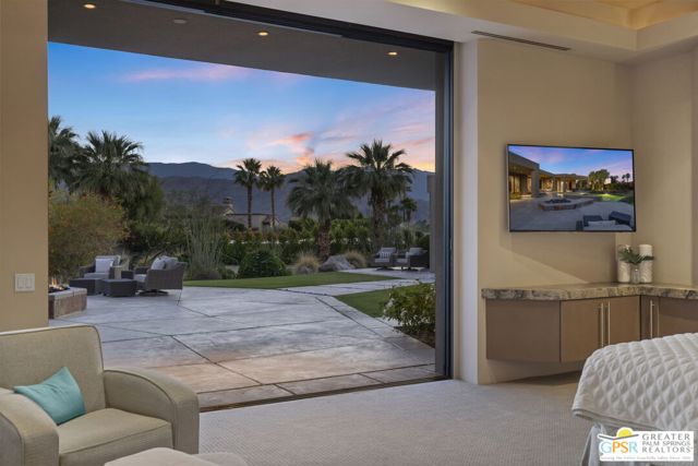 4 Paradise Cove Court, Rancho Mirage CA: https://media.crmls.org/mediaz/59e1ad29-4e96-43f2-b865-766199970ef8.jpg
