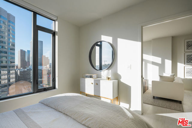 801 S OLIVE Street, Los Angeles CA: https://media.crmls.org/mediaz/59e299b1-b051-4069-b09f-916f2756395d.jpg