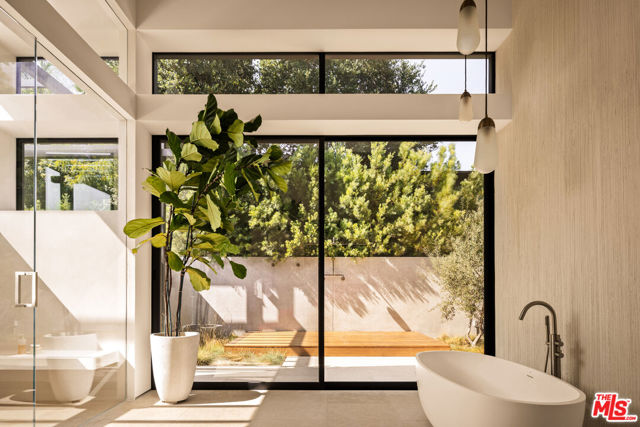 1225 Shippee Lane, Ojai CA: https://media.crmls.org/mediaz/59e2e6d7-04f4-46c6-b88a-d6b54197c1b1.jpg