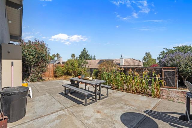 215 Rays Circle, Hollister CA: https://media.crmls.org/mediaz/59e4545d-b788-4f10-af86-819ffed01663.jpg