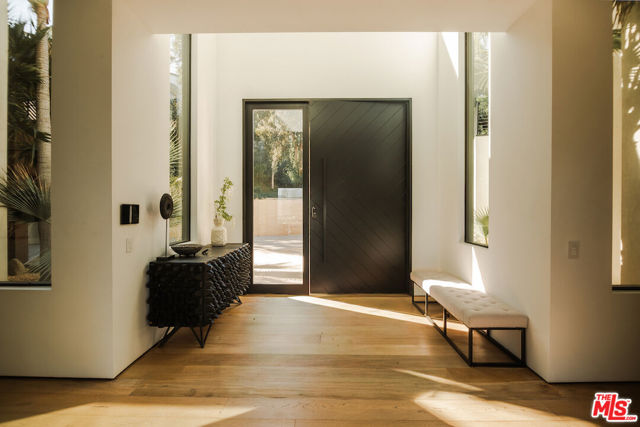 13331 Mulholland Drive, Beverly Hills CA: https://media.crmls.org/mediaz/59e5b9e9-28f1-4acc-ab40-ffb99b3637e3.jpg