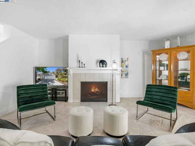 9 Moraine Court, Hercules CA: https://media.crmls.org/mediaz/59e637e2-5555-4f93-816f-8da1d33c7f29.jpg