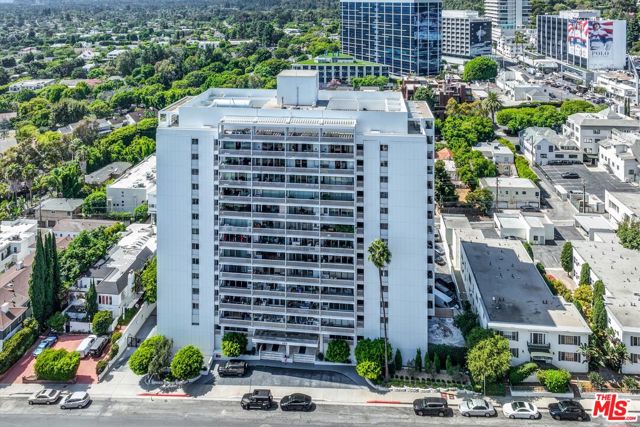 999 N Doheny Drive, West Hollywood CA: https://media.crmls.org/mediaz/59e790e1-fdc6-42c9-8b71-ff29333d8240.jpg