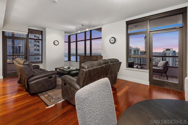 700 W E St, San Diego CA: https://media.crmls.org/mediaz/59e8576b-0686-48c1-8c14-d13330bff569.jpg