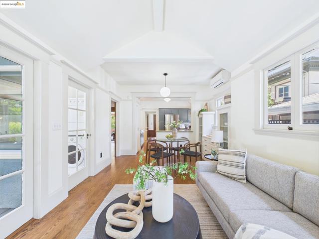 5920 Ivanhoe Rd, Oakland CA: https://media.crmls.org/mediaz/59e94428-3b42-4842-88d6-1feb64924c76.jpg