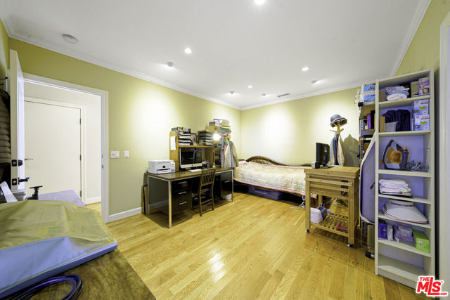 950 S Longwood Avenue, Los Angeles CA: https://media.crmls.org/mediaz/59eae01f-1a22-44d8-8f4b-1c8394011e62.jpg