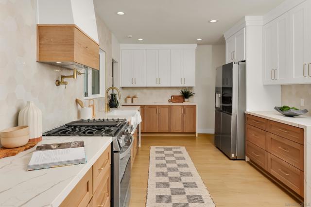 1900 W 41St St, Los Angeles CA: https://media.crmls.org/mediaz/59ec7e22-27fa-4de2-a1c9-aceab6b38012.jpg