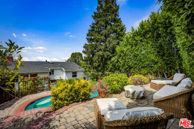 13324 Valley Vista Boulevard, Sherman Oaks CA: https://media.crmls.org/mediaz/59ec86a2-094f-4c13-83ef-1c095a2b58d1.jpg