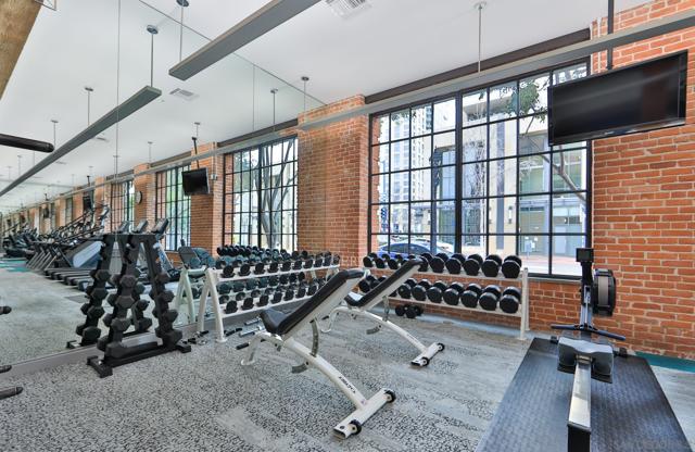 500 W Harbor Dr, San Diego CA: https://media.crmls.org/mediaz/59ec8bc7-db97-451c-8259-d83cbf4435b0.jpg