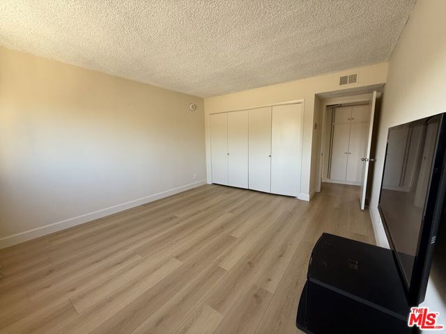 910 S Holt Avenue, Los Angeles CA: https://media.crmls.org/mediaz/59eca897-14bc-4196-98ba-9a33ca653b55.jpg
