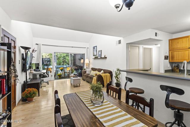 5700 Etiwanda Avenue, Tarzana CA: https://media.crmls.org/mediaz/59ed5503-1102-4a2a-ac97-a93ddfcf12cb.jpg