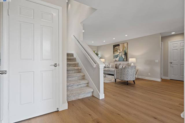 642 Centre Ct, Alameda CA: https://media.crmls.org/mediaz/59ed7e1a-4349-4255-94bd-8d1f5ab31341.jpg