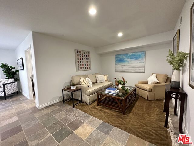 723 10th Street, Santa Monica CA: https://media.crmls.org/mediaz/59edbb1e-883e-44c7-949c-146644160735.jpg