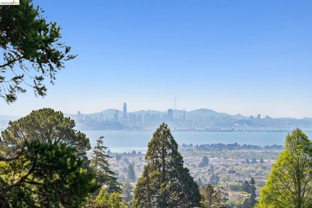 https://media.crmls.org/mediaz/59eddfb4-67df-4994-bb19-00b70daec7e4.jpg?preset=X-Large