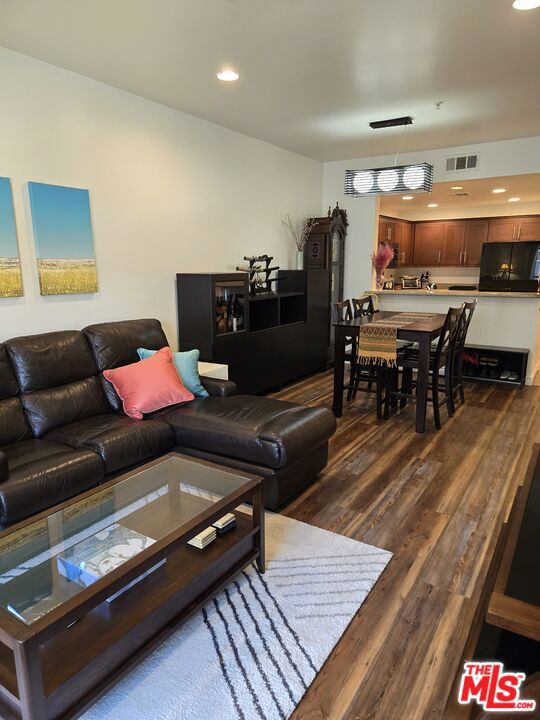 7100 Alvern Street, Los Angeles CA: https://media.crmls.org/mediaz/59ee9ef8-a1bd-4079-a8e4-b40ef97c556c.jpg
