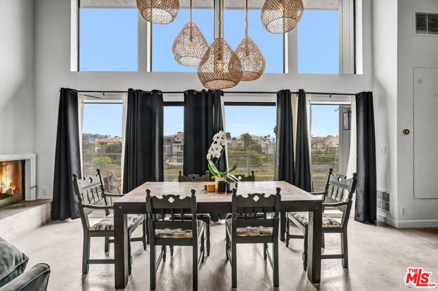 4105 Pacific Avenue, Marina del Rey CA: https://media.crmls.org/mediaz/59eeeaac-bcb7-48b5-b4cd-42d0309fea25.jpg