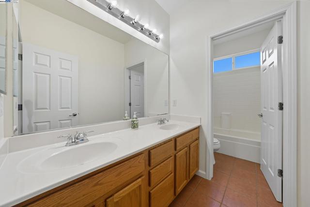 775 Sweetwood Ln, Patterson CA: https://media.crmls.org/mediaz/59ef4860-a0b0-4595-8519-fb1050c6d146.jpg
