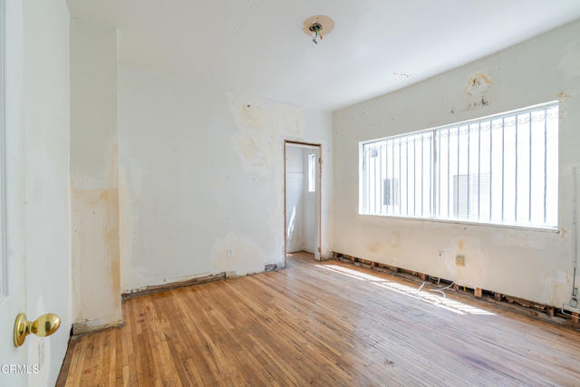 332 N St Louis Street, Los Angeles CA: https://media.crmls.org/mediaz/59f091db-405c-4099-8685-9e1065d4d3cb.jpg