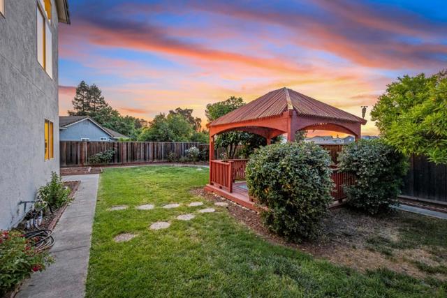 9082 Spencer Court, Gilroy CA: https://media.crmls.org/mediaz/59f14457-841a-4ae8-94f1-aae760b5e1b5.jpg