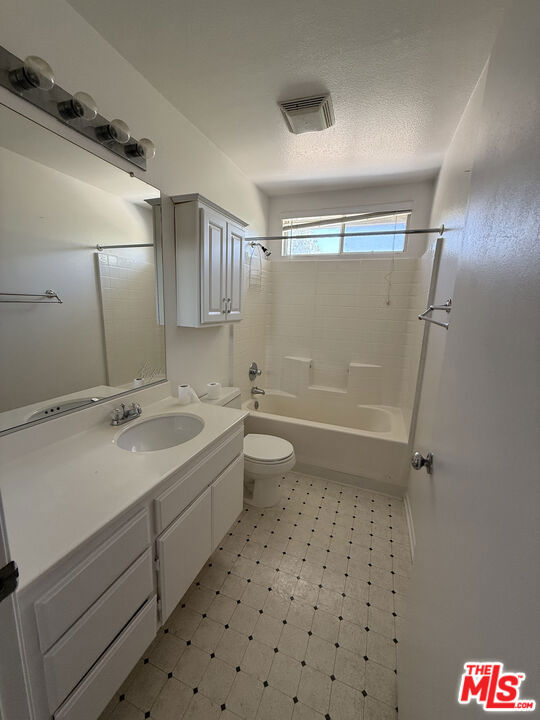 44752 Ranchwood Avenue, Lancaster CA: https://media.crmls.org/mediaz/59f227d0-02f0-45fa-beaf-24d0fde9152e.jpg