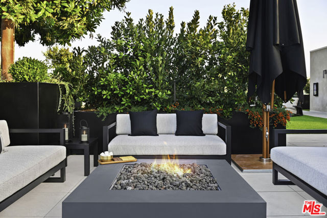 350 N Palm Drive, Beverly Hills CA: https://media.crmls.org/mediaz/59f24ff6-7fc0-438d-a8c5-2ae33ca06d17.jpg