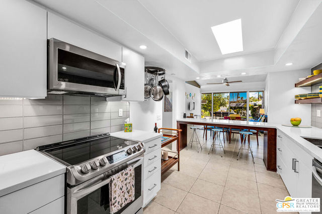 2380 S Sky View Drive, Palm Springs CA: https://media.crmls.org/mediaz/59f28b4c-340a-420d-a91b-858cff8018ec.jpg