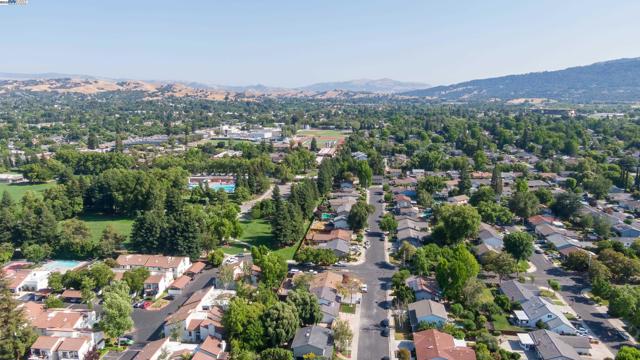 1984 Brooktree Way, Pleasanton CA: https://media.crmls.org/mediaz/59f29afb-4609-4760-8565-be938eca13c5.jpg