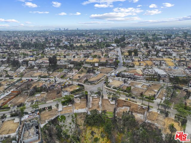 595 Radcliffe Avenue, Pacific Palisades CA: https://media.crmls.org/mediaz/59f2f6fa-850e-4541-a8d4-53d9c5f84f2a.jpg