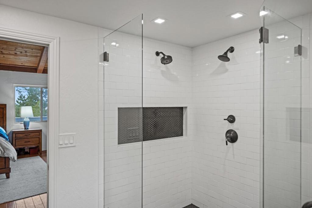 https://media.crmls.org/mediaz/59f40058-75a4-45b0-9de5-f0e365df8b7f.jpg?preset=X-Large