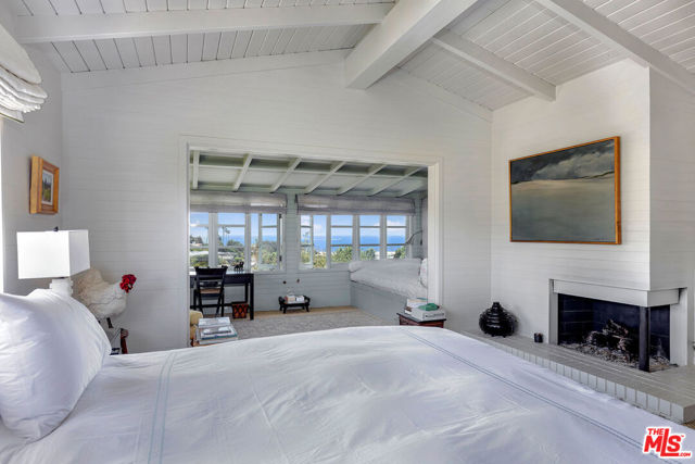271 Amalfi Drive, Santa Monica CA: https://media.crmls.org/mediaz/59f481b5-d6b6-490f-b688-84f5eaeec943.jpg