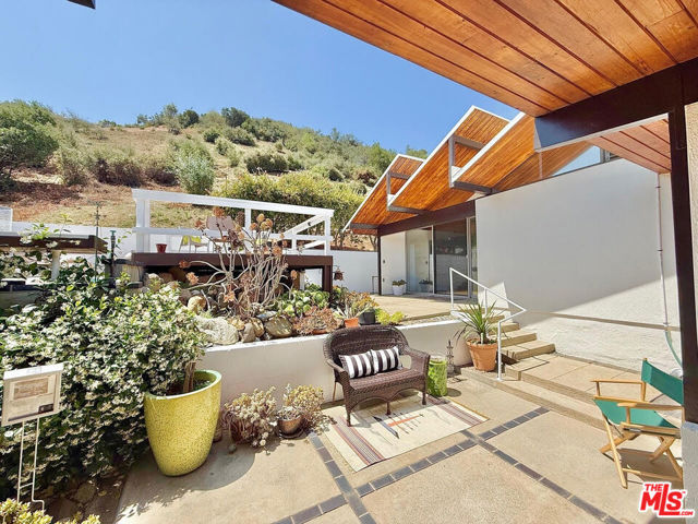 8554 Day Street, Sunland CA: https://media.crmls.org/mediaz/59f4bf47-dda2-45fd-bd22-dd06d2c99f1f.jpg