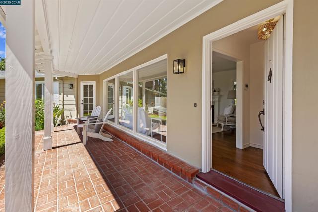 1087 Rahara Dr, Lafayette CA: https://media.crmls.org/mediaz/59f5d519-14db-424e-b739-cea613845102.jpg