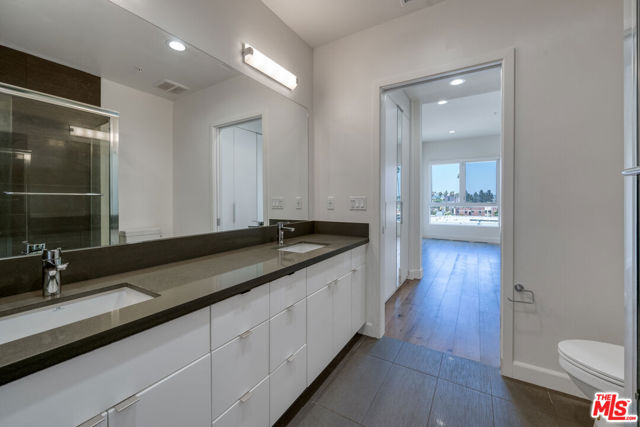 105 S Mariposa Avenue, Los Angeles CA: https://media.crmls.org/mediaz/59f6576c-2d6a-49f3-85d1-b5f2f9689ee7.jpg