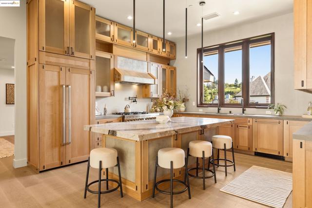 30 Lincolnshire Dr, Oakland CA: https://media.crmls.org/mediaz/59f6d984-d33b-4702-bebd-6e2c7de7c420.jpg