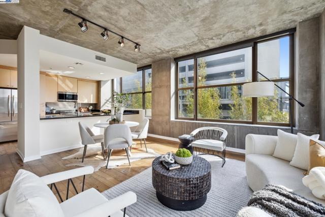 311 2nd St, Oakland CA: https://media.crmls.org/mediaz/59f6f846-f0d6-4c0a-8c1c-446c8990509a.jpg