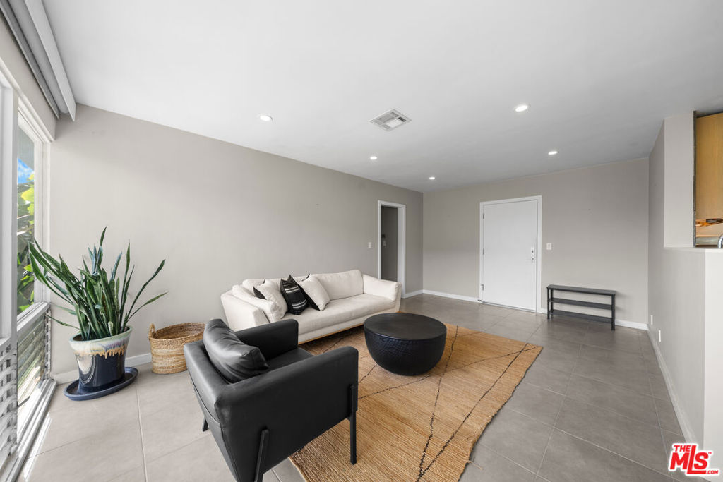 1145 Larrabee Street #19