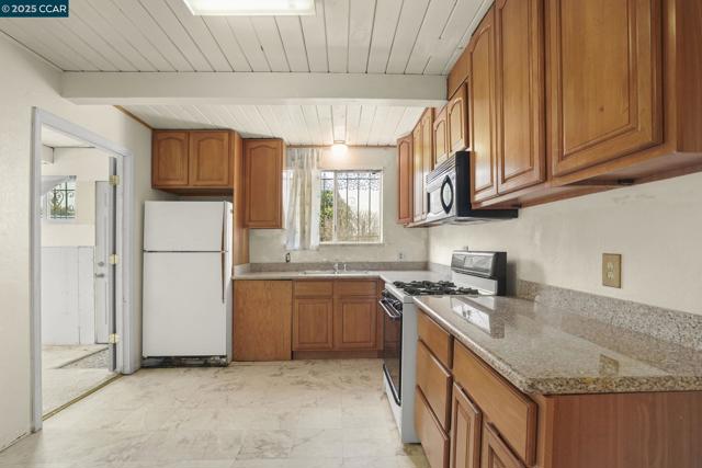 717 Payne Ct, Richmond CA: https://media.crmls.org/mediaz/59f8180d-d4e8-47f5-a0e0-72553355f28d.jpg