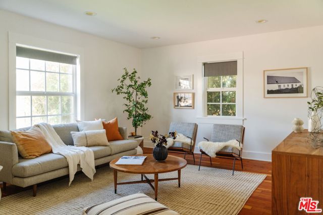 5421 Stratford Road, Los Angeles CA: https://media.crmls.org/mediaz/59f88bdb-06dd-4118-bc43-29fdfacec5fb.jpg
