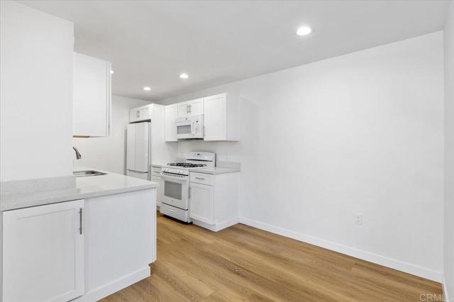 Detail Gallery Image 5 of 30 For 406 S Cleveland, Oceanside,  CA 92054 - 2 Beds | 1 Baths