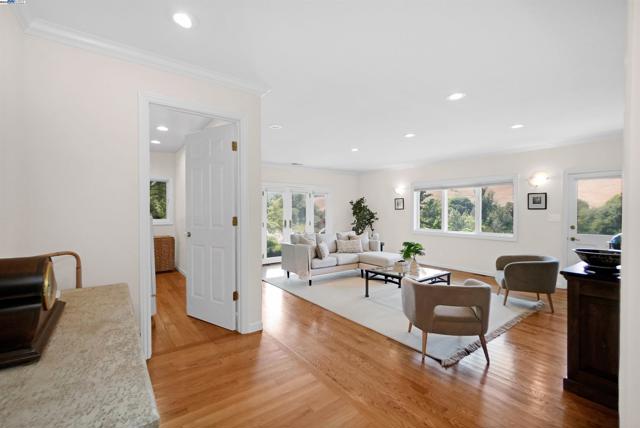 8700 Oak Tree Ln, Castro Valley CA: https://media.crmls.org/mediaz/59fb2746-ef34-4b21-859c-207164c1671b.jpg