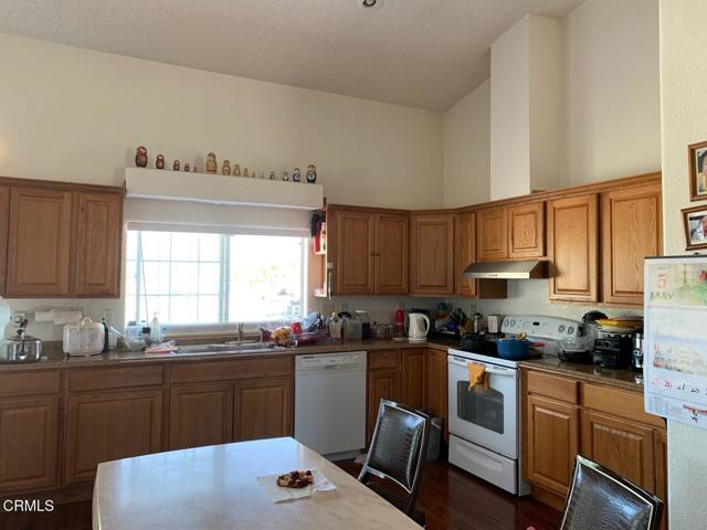 Detail Gallery Image 8 of 10 For 10424 Santa Fe Fire Rd, Lucerne Valley,  CA 92356 - 3 Beds | 3 Baths