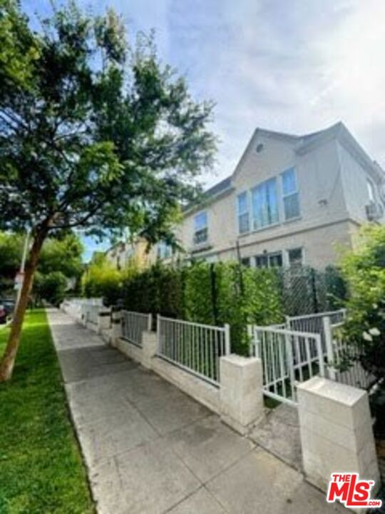 137 S Crescent Drive, Beverly Hills CA: https://media.crmls.org/mediaz/59fb6f2b-307d-467d-9f53-ff732adf4902.jpg