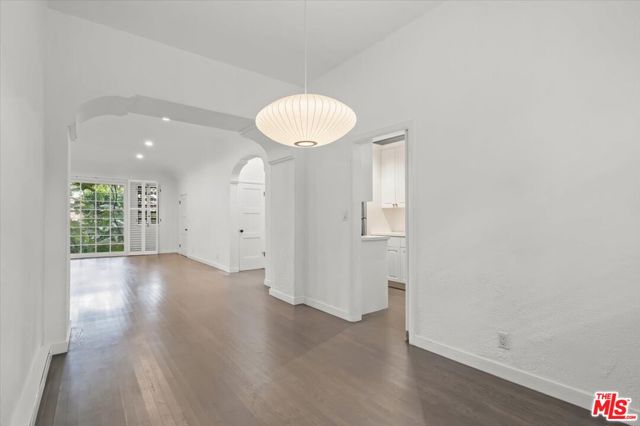 1218 N La Cienega Boulevard, West Hollywood CA: https://media.crmls.org/mediaz/59fc0daa-00ac-47a5-89a1-8948c49bec6e.jpg
