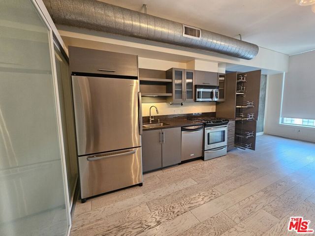 1111 S Grand Avenue, Los Angeles CA: https://media.crmls.org/mediaz/59fd2faa-8643-48e0-8582-bdc1c03265ca.jpg