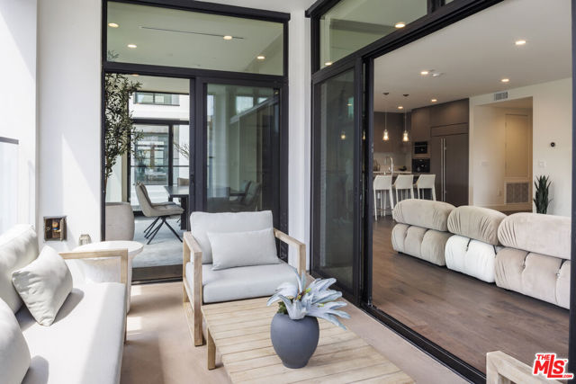 425 N Palm Drive, Beverly Hills CA: https://media.crmls.org/mediaz/59fdf79a-63c1-4c8d-b5f8-77687da749aa.jpg