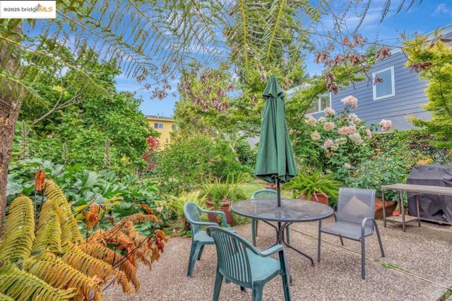 5537 Claremont Ave, Oakland CA: https://media.crmls.org/mediaz/59fee1cc-55b4-401c-82d8-63c2cebf8add.jpg