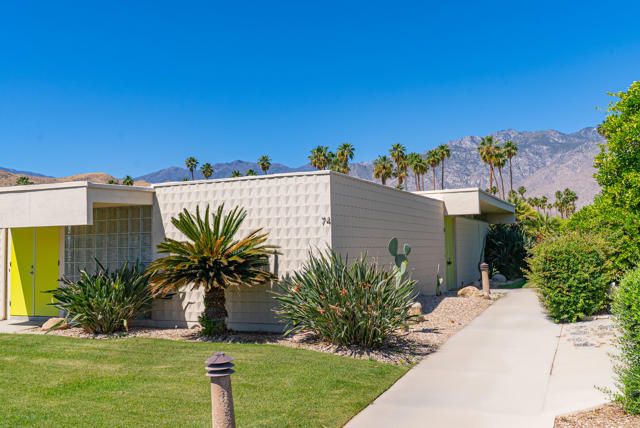 74 Lakeview Drive, Palm Springs CA: https://media.crmls.org/mediaz/59ff6699-5744-42c1-a259-5a4e1ef1e3cc.jpg